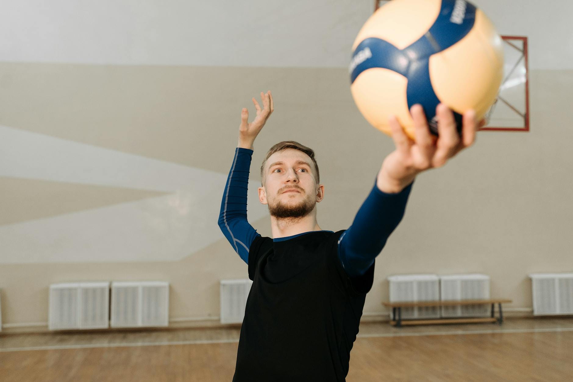 Amator siatkówki szykuje się do zagrywki w hali sportowej