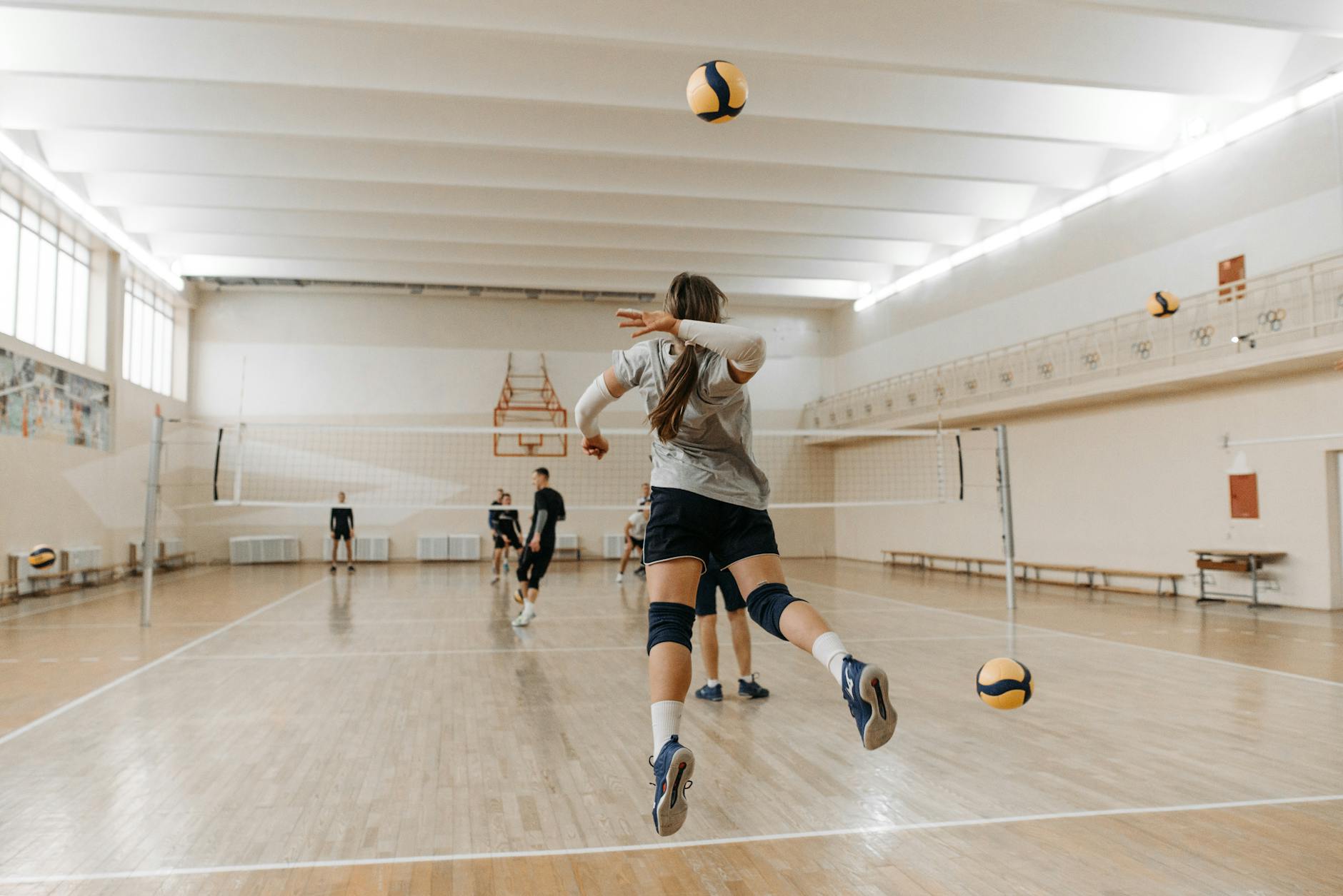 Trening siatkówki dla amatorów: jak zacząć, jak często ćwiczyć i jakie błędy poprawić na początku Amatorski mecz siatkówki w hali sportowej