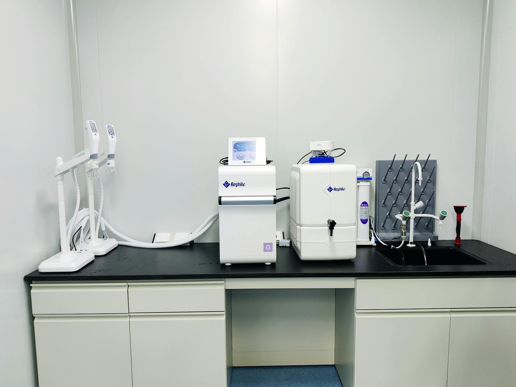 Laboratoryjna, zaawansowana technologicznie stacja uzdatniania wody