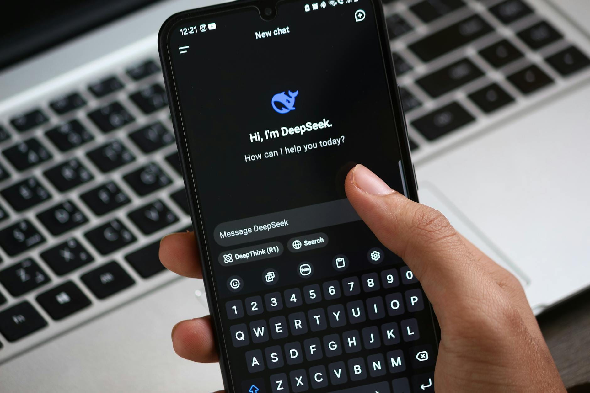 Jak wybrać pierwszego asystenta AI do codziennej pracy i nauki: praktyczny przewodnik dla początkujących Osoba korzystająca z aplikacji czatu AI na smartfonie