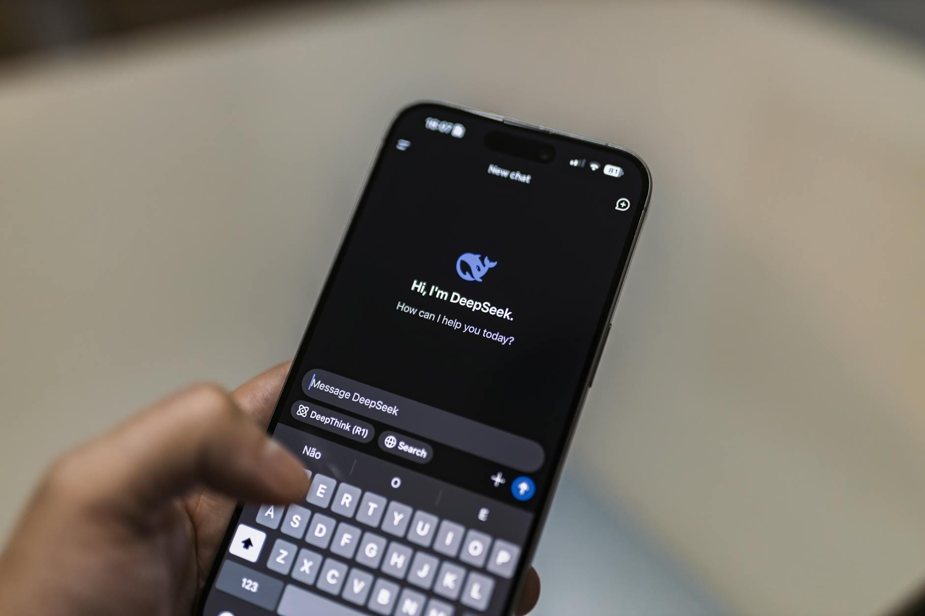 Smartfon z interfejsem czatu AI używany do pracy i nauki