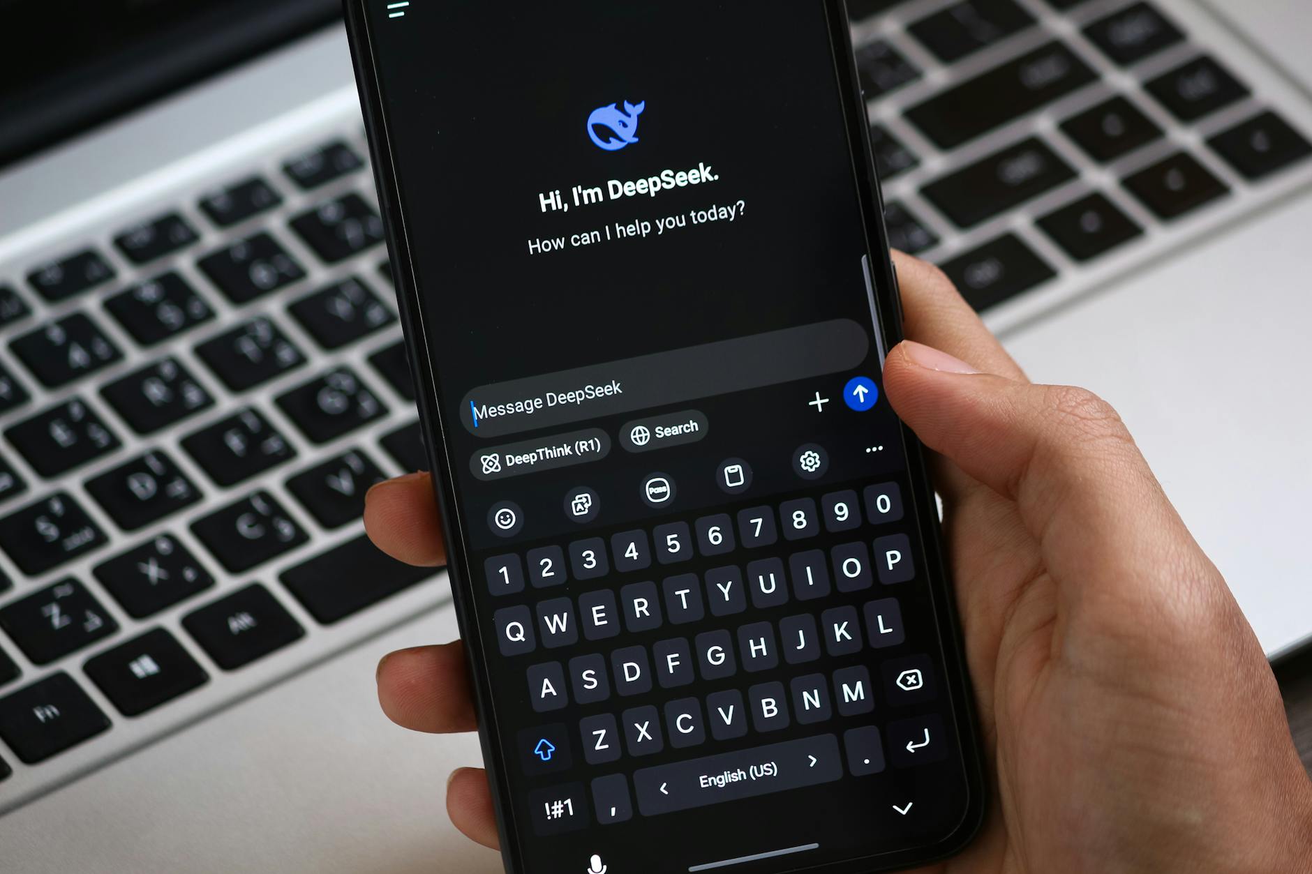 Smartfon z otwartym czatem AI gotowym do rozmowy