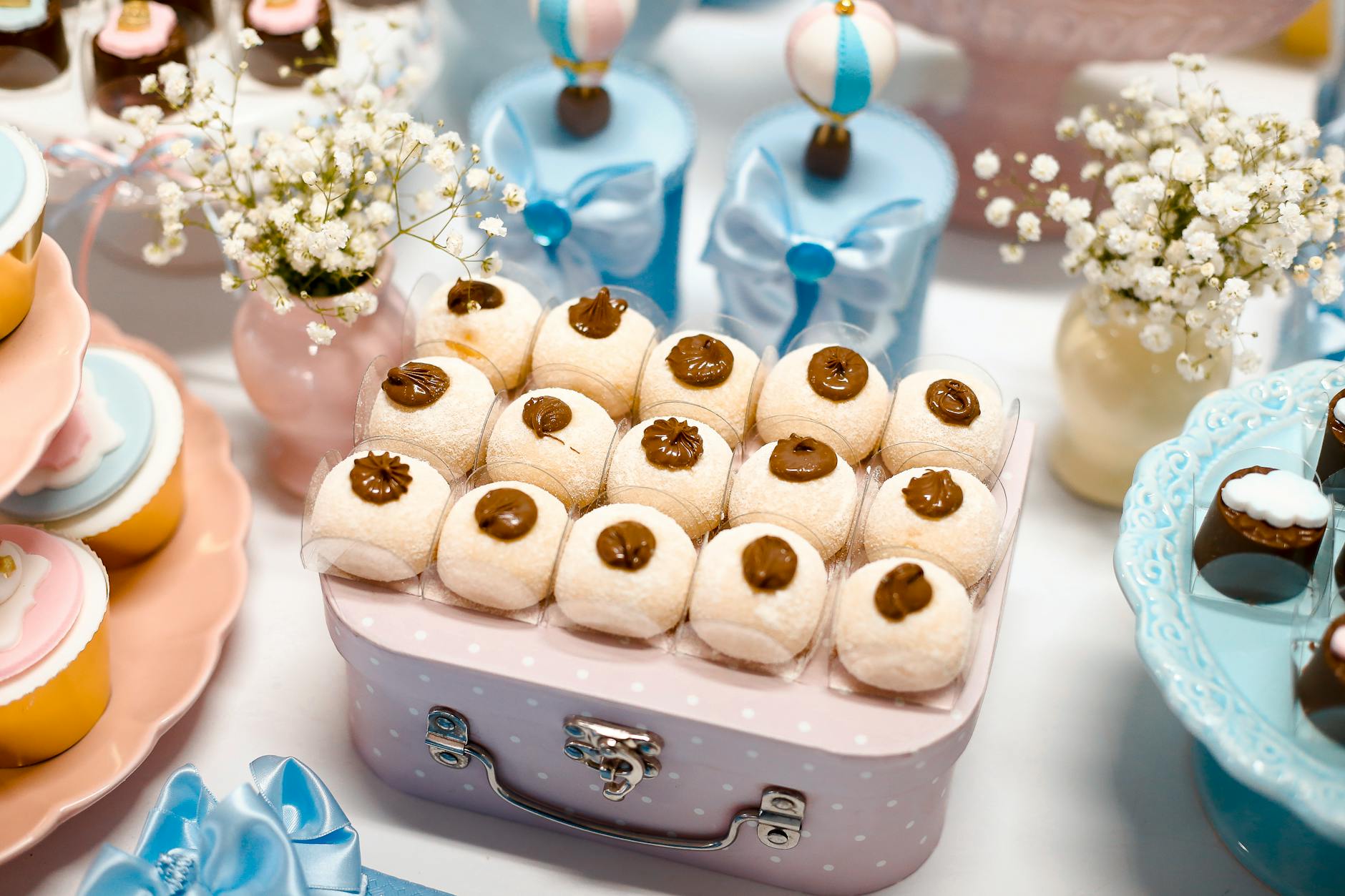 Stół z pastelowymi słodkościami na przyjęciu baby shower