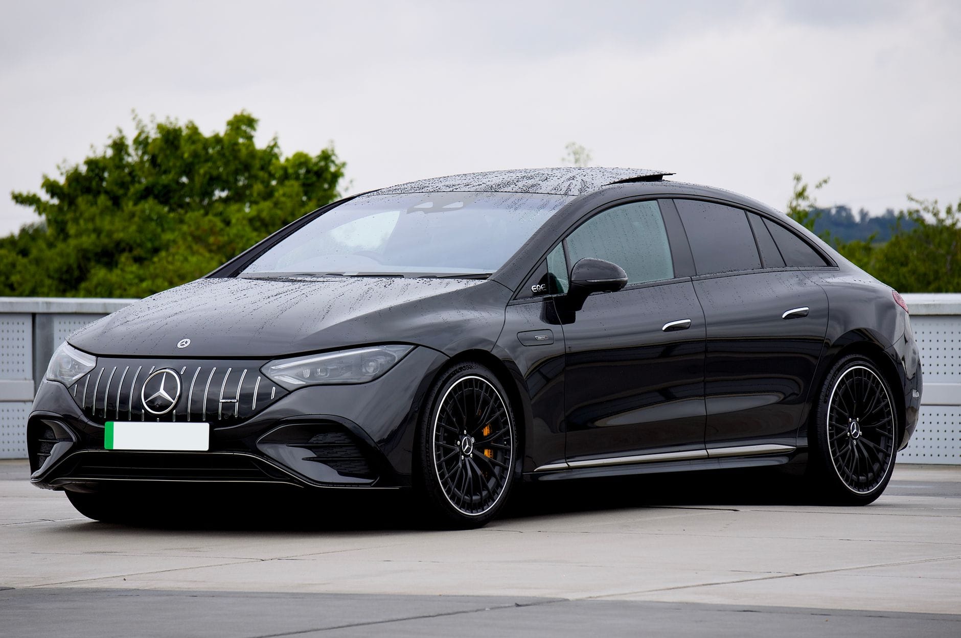 Czarny Mercedes-Benz EQE zaparkowany na zewnątrz jako elektryczna limuzyna
