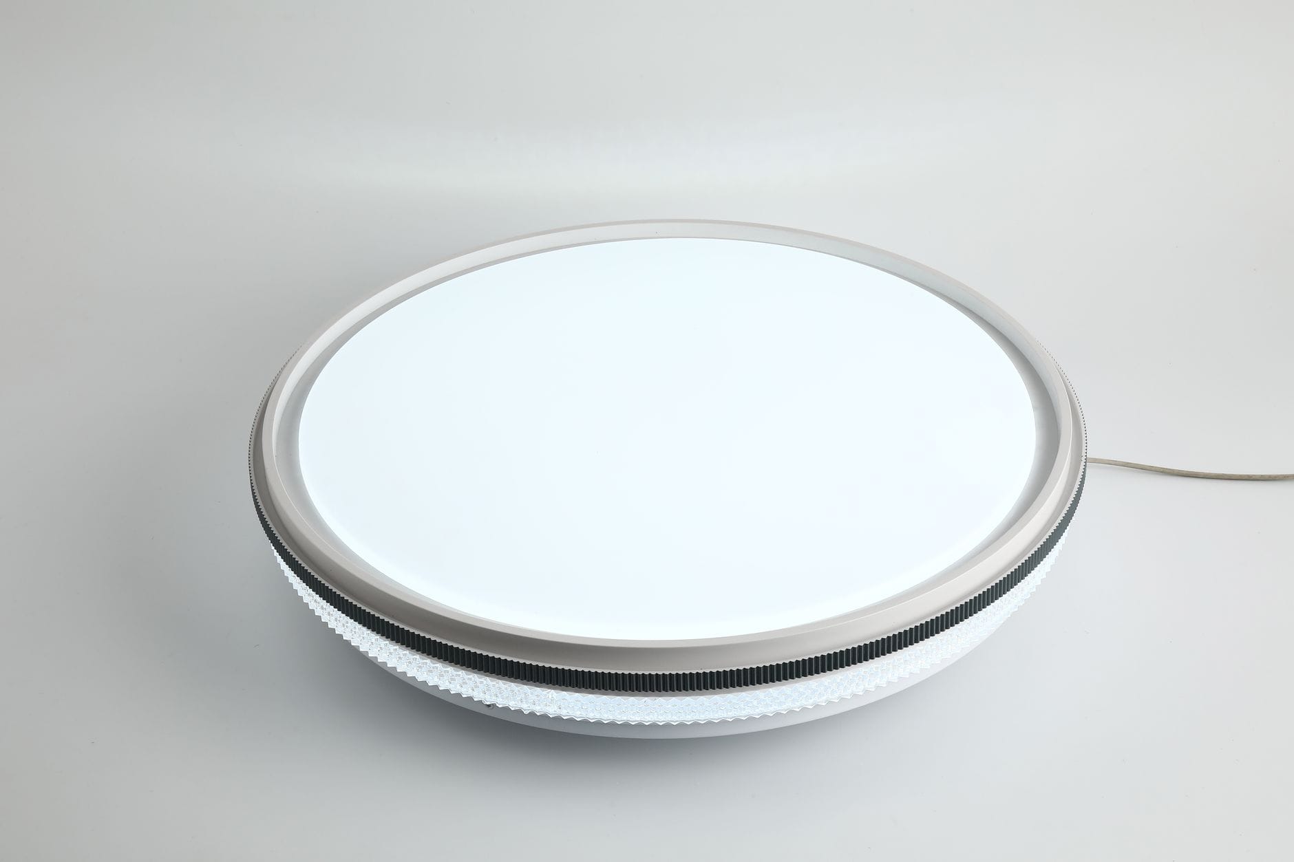 Minimalistyczna okrągła lampa sufitowa LED na białym tle